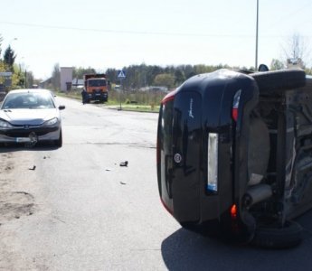 Peugeot uderzył w Fiata, który przewrócił się na bok (ZDJĘCIA, WIDEO)