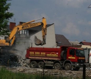 Prośba o interwencję: "Chmura pyłu i źle usunięty azbest - niech się tym ktoś zajmie!" (WIDEO)