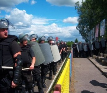 Policjanci ćwiczyli zatrzymywanie agresywnych kibiców (ZDJĘCIA, WIDEO)