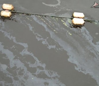 Katastrofa ekologiczna! Awaria w Stora Enso. Do Narwi wyciekło 5000 litrów oleju! (WIDEO, ZDJĘCIA)
