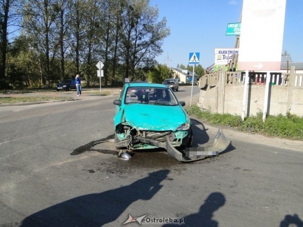 Wypadek na ulicy Granicznej. Kia dachowała ścinając znaki