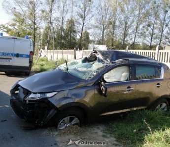 Wypadek na ulicy Granicznej. Kia dachowała ścinając znaki, kierowca w szpitalu (ZDJĘCIA) 