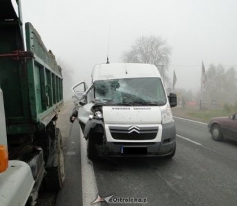 Zderzenie busa z ciężarówka na ulicy Warszawskiej (WIDEO)