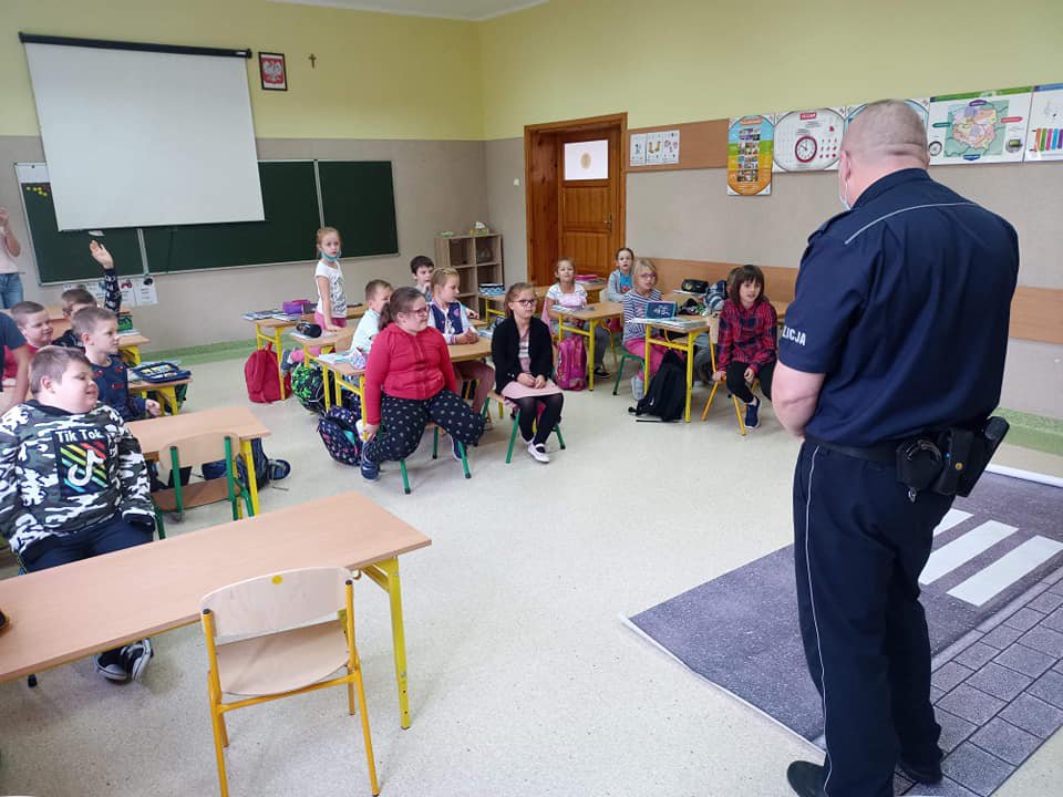 Koordynator Do Spraw Bezpieczeństwa W Szkole Podstawowej Lekcja bezpieczeństwa w Szkole Podstawowej w Rzekuniu [ZDJĘCIA]