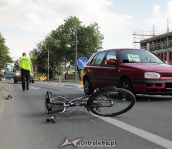 Rowerzysta w szpitalu po kolizji z vw golfem (ZDJĘCIA)