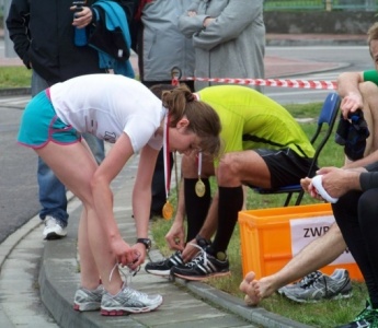 XIX Półmaraton Kurpiowski wystartował: Fatalne warunki atmosferyczne dla biegaczy [ZDJĘCIA]