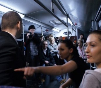 Kurs samoobrony dla kobiet "Bądź bezpieczna" - jak zachować się w autobusie (zdjęcia, wideo)