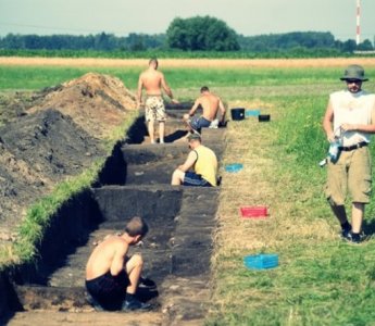 Sensacja archeologiczna! Średniowieczne grodzisko odkryto pod Ostrołęką (zdjęcia, reportaż wideo)