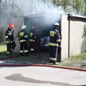 Ostrołęka: Pożar garażu przy ulicy Modrzejewskiej [ZDJĘCIA]