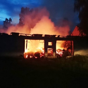 Pożar drewnianego domu w Kadzidle. Z ogniem walczyły cztery zastępy strażackie