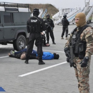 Pyrzowice: Policyjni antyterroryści uwolnili zakładników na lotnisku [WIDEO, ZDJĘCIA]