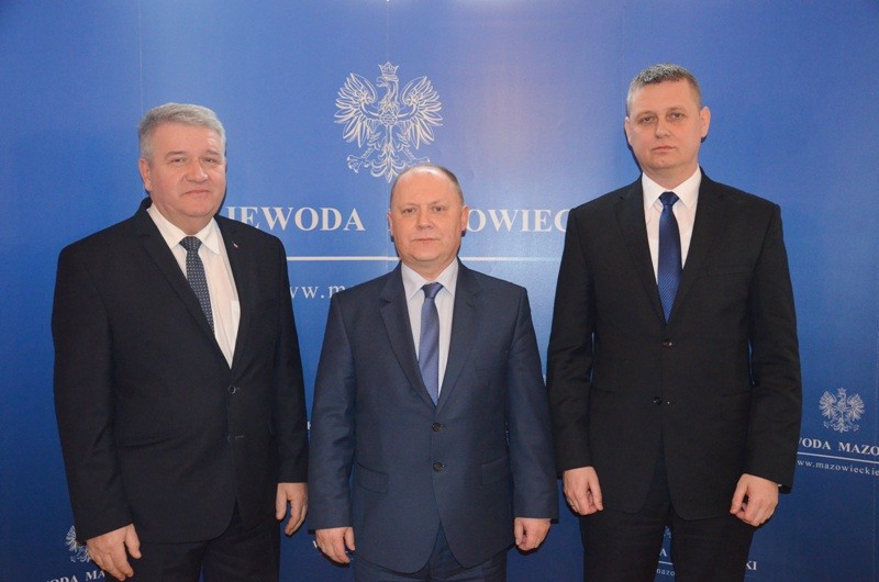 Wojewoda mazowiecki Zdzisław Sipiera, I wicewojewoda Sylwester Dąbrowski (po lewej) oraz II wicewojewoda Artur Standowicz (po prawej)