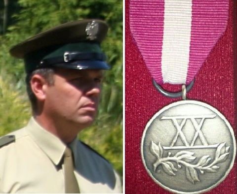 Srebrny Medal za Długoletnią Służbę trafił do Marka Milewskiego, komendanta posterunku Państwowej Straży Pożarnej w Ciechanowie fot. PSR