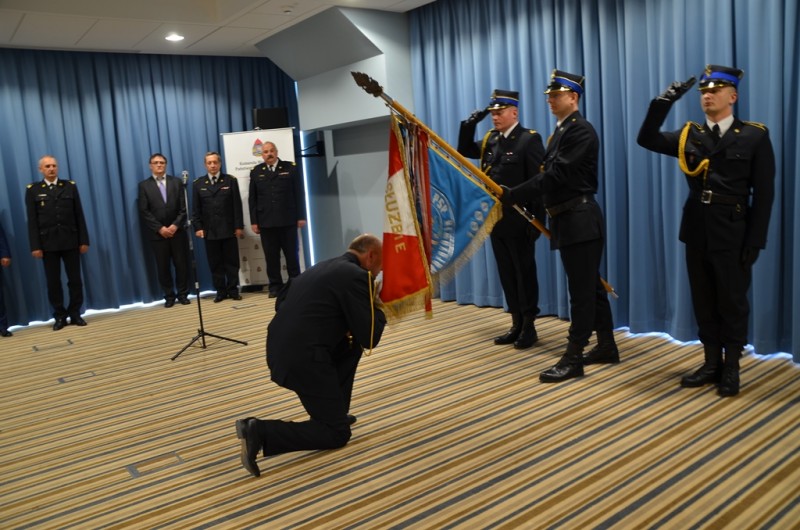 Uroczysta zbiórka z okazji "Dnia Strażaka", podczas której odbyła się ceremonia przyjęcia obowiązków Mazowieckiego Komendanta Wojewódzkiego PSP (źródło: Komenda Wojewódzka PSP w Warszawie, fot. mł. br