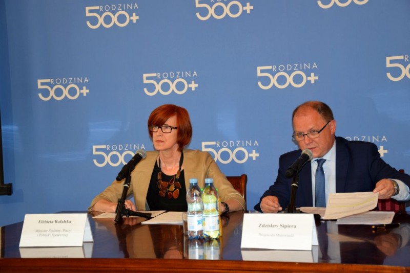 Wojewoda Mazowiecki Zdzisław Sipiera oraz Minister Rodziny, Pracy i Polityki Społecznej Elżebieta Rafalska podsumowali realizację programu "Rodzina 500 plus" na Mazowszu