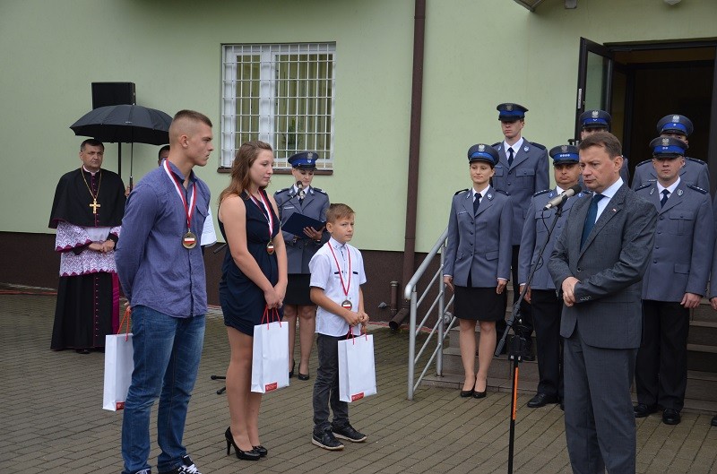Minister Mariusz Błaszczak wręcza nagrody "Młody bohater"