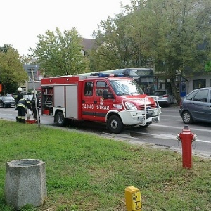 Plama oleju w centrum Ostrołęki. Uwaga, jest bardzo ślisko!