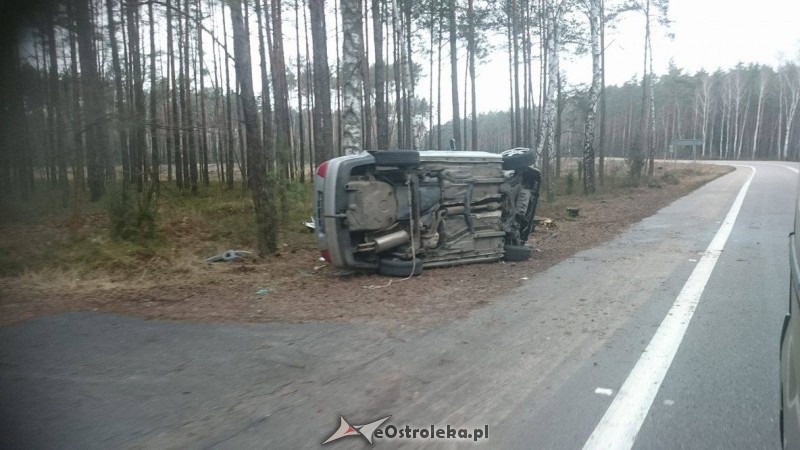 W miejscowości Durlasy kierująca vw straciła panowanie nad pojazdem, wypadła z drogi a następnie uderzyła w drzewo, fot. eOstrołęka.pl