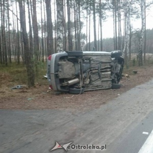 Wypadek w Durlasach: Kierująca vw bora uderzyła w drzewo [ZDJĘCIA]