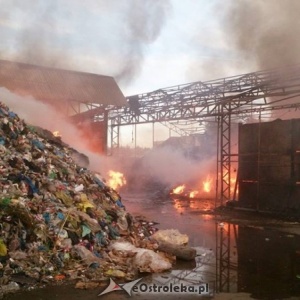 Ostrołęka: Wciąż trwa dogaszanie pożaru sortowni śmieci przy Przemysłowej [WIDEO, NOWE ZDJĘCIA]
