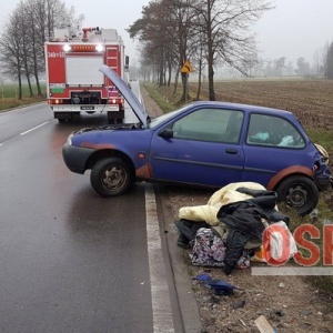 Wypadek w Dębach: Czołowe zderzenie osobówki z ciężarówką [ZDJĘCIA]