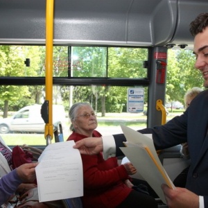 W Łomży seniorzy będą jeździć autobusami za darmo