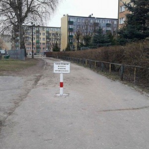 Tak wygląda prywatny chodnik w Ostrołęce: "Wchodzisz na własną odpowiedzialność"