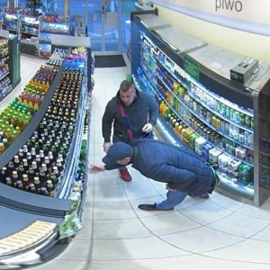 Podejrzewani o kradzież na stacji benzynowej. Znasz ich? (zdjęcia)