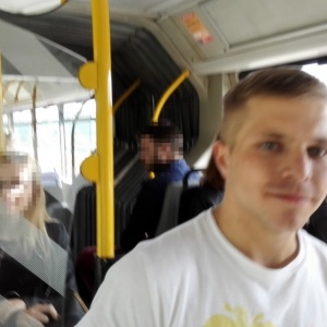 Znieważenie kobiet w autobusie. Poszukiwany jest TEN mężczyzna