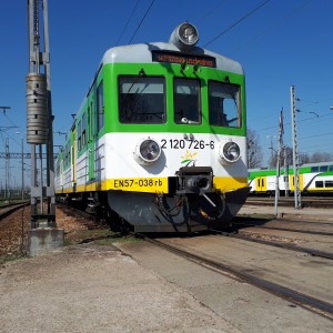 Najstarszy elektryczny pociąg w Polsce obchodzi urodziny! Obecnie jeździ na trasie Ostrołęka - Tłuszcz