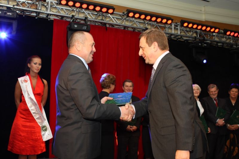 Minister Rolnictwa Marek Sawicki i prezes Tadeusz Nadrowski podczas ceremonii wręczenia