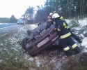 Na drogach ślisko! Kierowca jechał za szybko - jego auto dachowało (ZDJĘCIA)