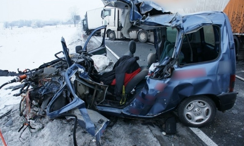 W wypadku na DK61 zginął kierowca tego samochodu (fot. podlaska.policja.gov.pl)