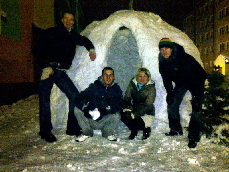 Twórcy igloo ze swoim dziełem