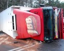 Kierowca wjechał w ciężarówkę JBB. Zginął na miejscu (ZDJĘCIA)