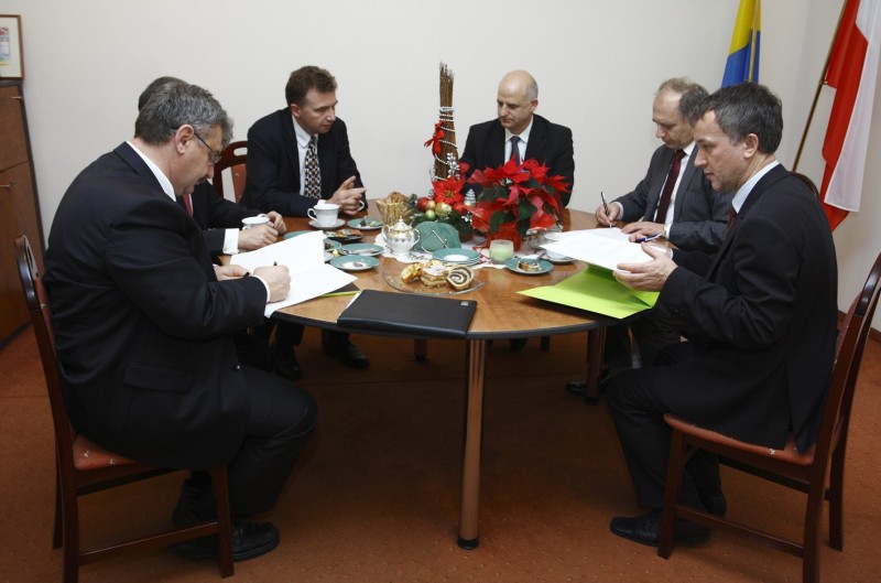 Zarząd Grupy Energa i prezydent Janusz Kotowski podczas podpisywania porozumienia
