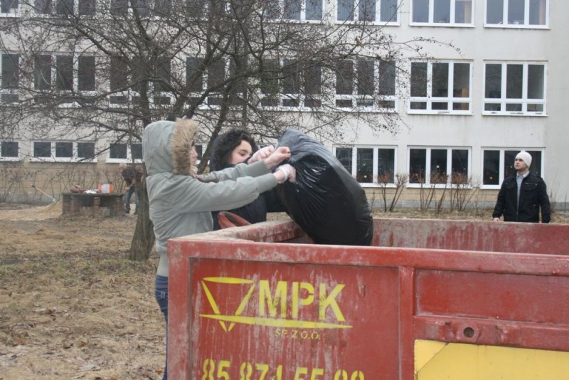 Uczniowie z ZSZ nr 4 w Ostrołęce włączyli się w akcję sprzątanie świata