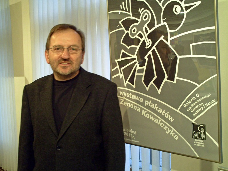Zenon Kowalczyk, grafik z Ostrołęki zaprezentował swoje plakaty na wystawie  w Galerii &#8222;C&#8221; Centrum Kultury i Sztuki  w Ciechanowie. (fot. Wojciech Jarząbek)