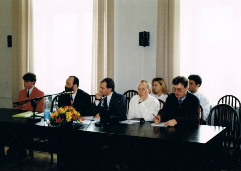 Starania o koncesję. Od lewej: Robert Napiórkowski, Tomasz Rybacki, Krzysztof Krawczyk, Mariusz Prusaczyk, Bogdan Cichoń. Z tyłu siedzą Ewa Skoczeń i Robert Juchniewicz