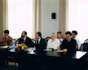 Starania o koncesję. Od lewej: Robert Napiórkowski, Tomasz Rybacki, Krzysztof Krawczyk, Mariusz Prusaczyk, Bogdan Cichoń. Z tyłu siedzą Ewa Skoczeń i Robert Juchniewicz 