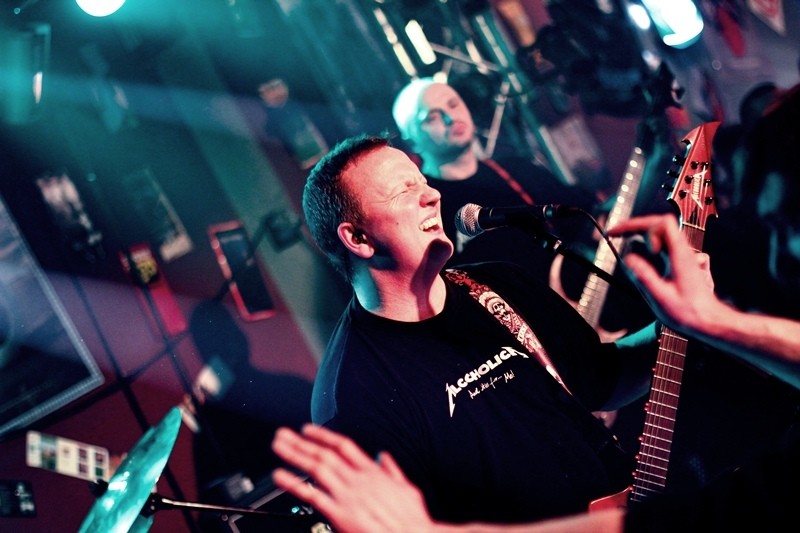 Zespół Alcoholica wykonuje utowry zespołu Metallica (fot. Roxana Dawid)