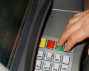 Ostrołęczanka straciła dużo pieniędzy. Złodziej ukradł jej kartę bankomatową... z kodem PIN
