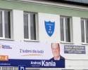 Policja sprawdza billboard posła Kani na budynku liceum 