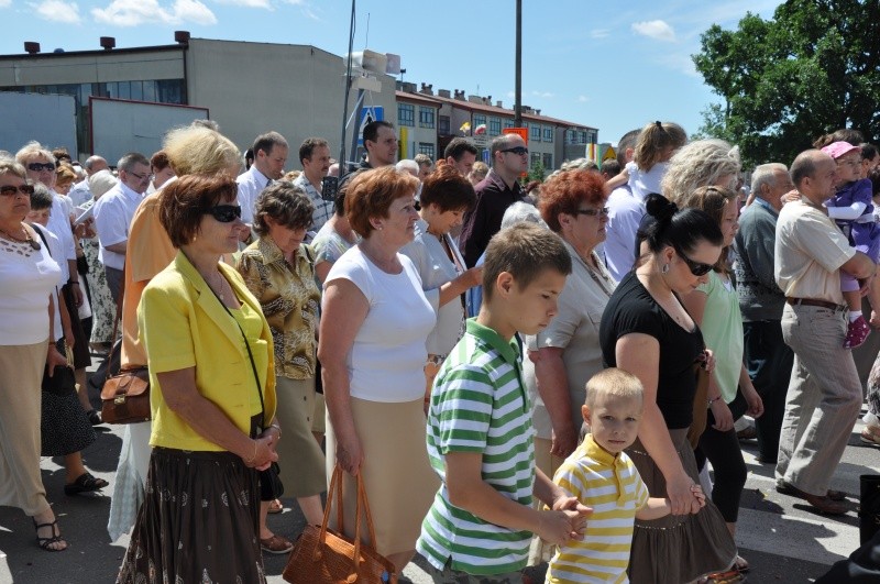 Wierni tłumnie wzięli udział w procesji (fot. J. Pych)