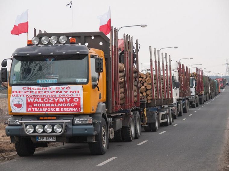Protest przewoźników drewna na drogach dojazdowych do Mondi Świecie (fot. OZPTD)