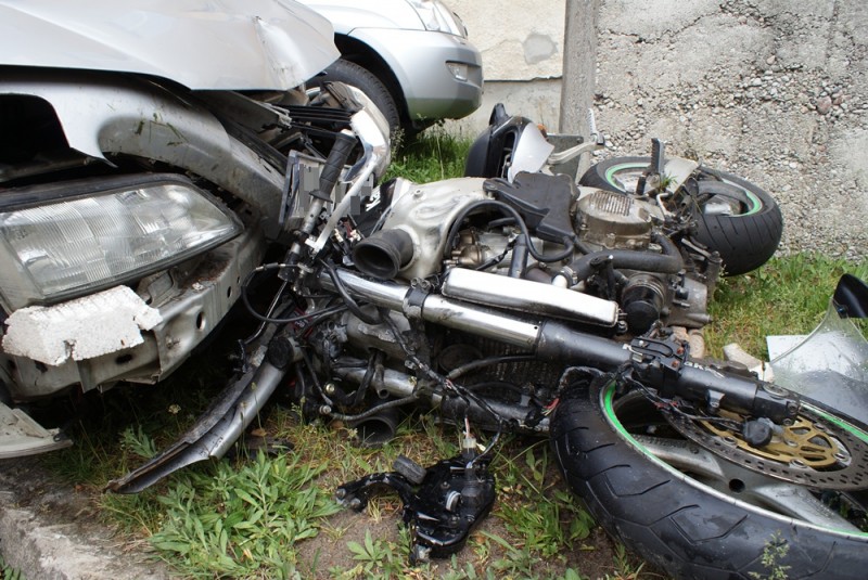 W wyniku tego wypadku 28-letni motocyklista, mieszkaniec gminy Lelis, poniósł śmierć na miejscu (fot. KMP Ostrołęka)