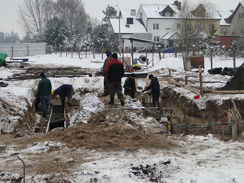 Trwają wykopy pod ławy fundamentowe garaży (fot. K. Bazydło)