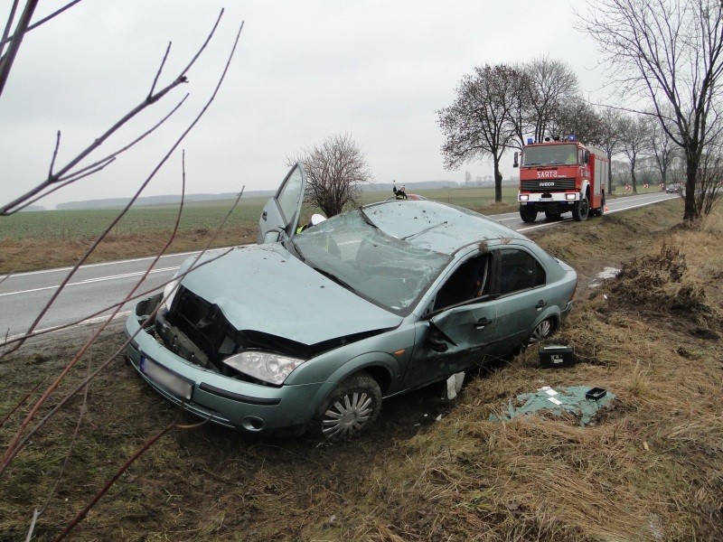 Trzy osoby podróżujące fordem zostały odwiezione do szpitala (fot. P. Nadwodna)