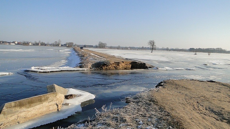 Przerwany wał na rowie melioracyjnym między Guzowatką a Kopaczyskami (fot. P. Nadwodna)