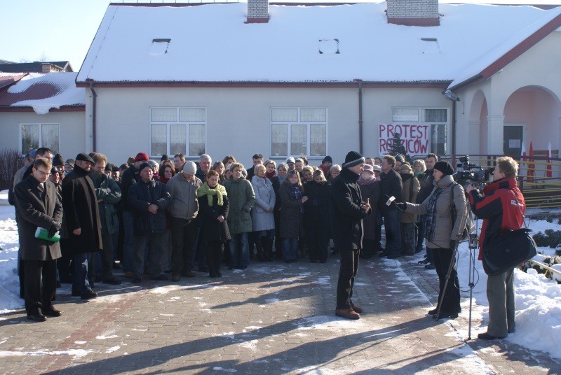 Przed szkołą w Olszewce zebrało się kilkadziesiąt osób